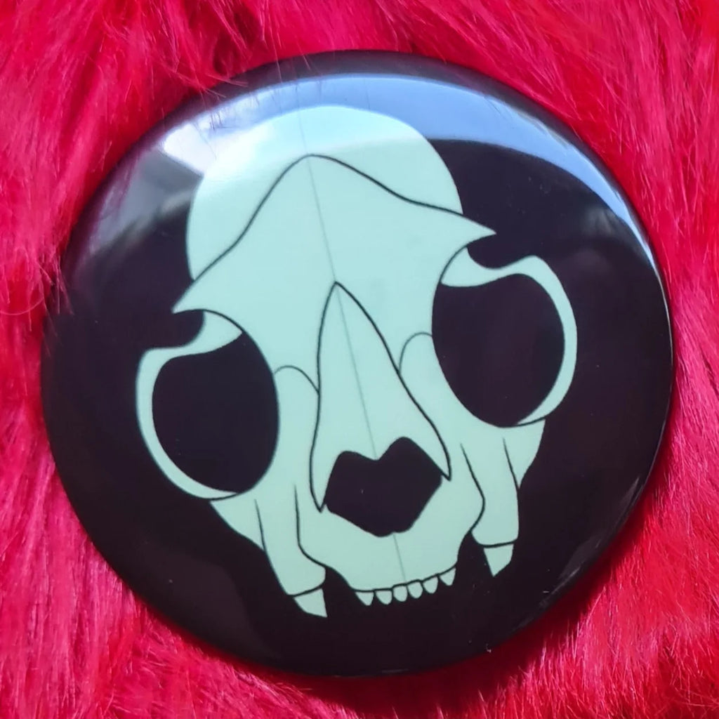 Eläimen kallot, pimeässä hohtavat pinssit