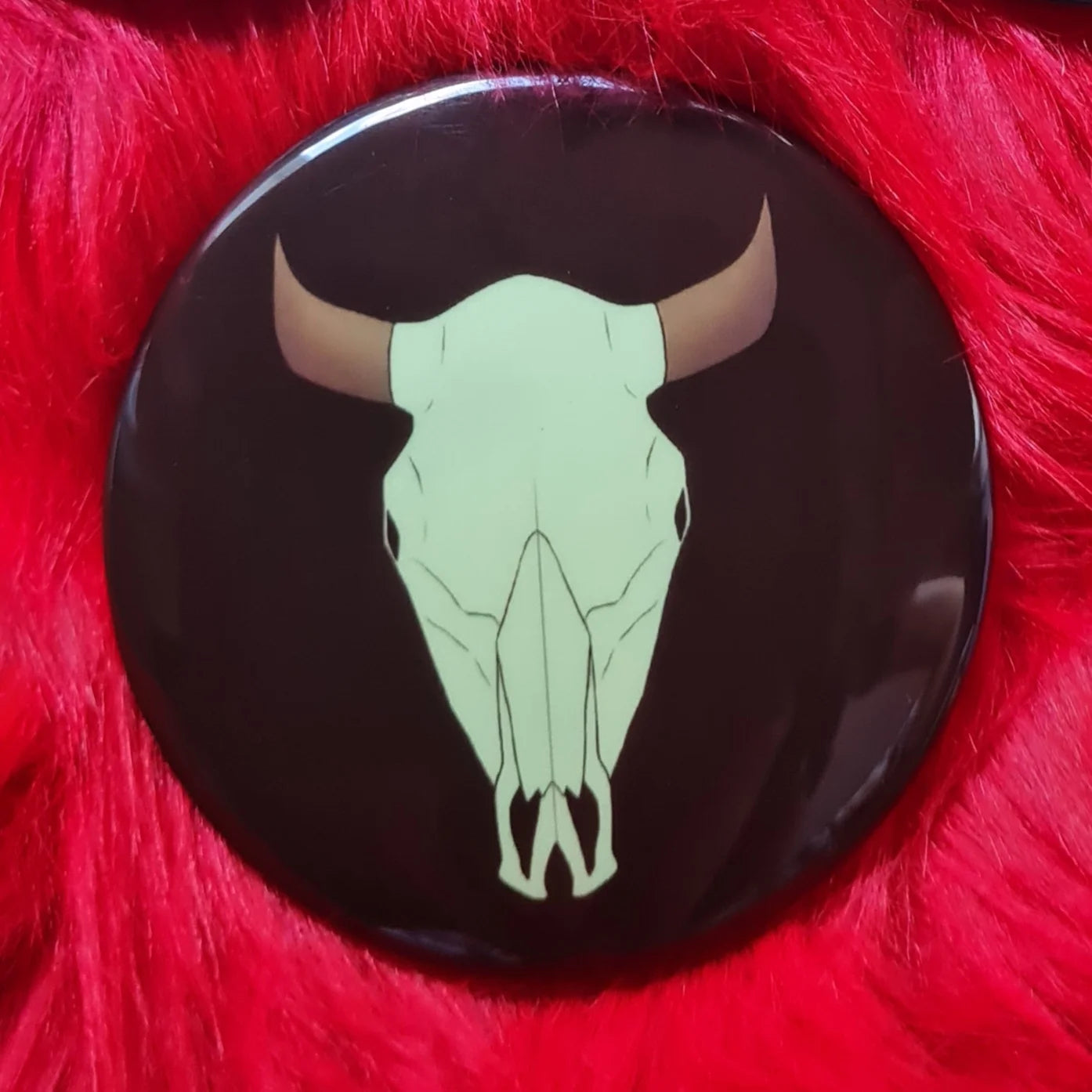 Eläimen kallot, pimeässä hohtavat pinssit