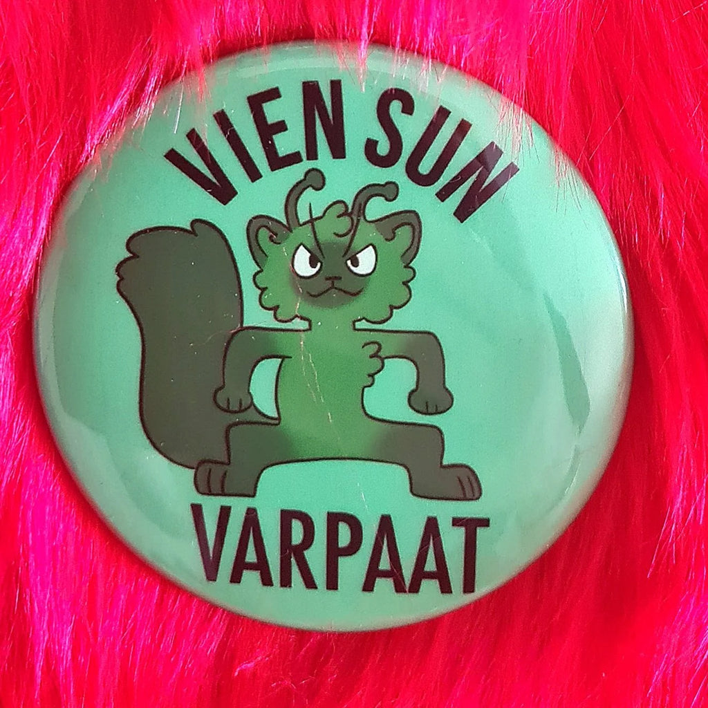 Kissat, pimeässä hohtavat pinssit